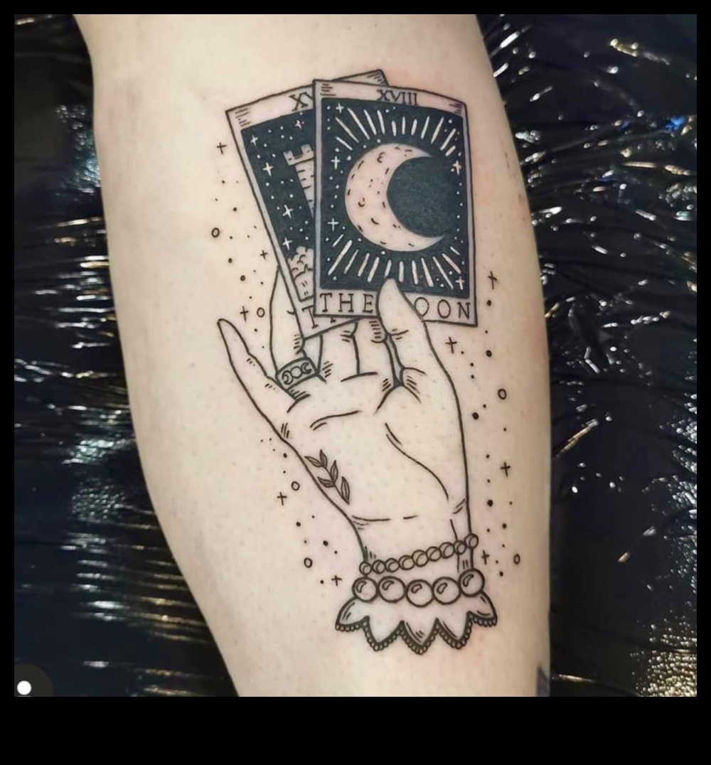 سحر صغير: وشم المعصم يلقي تعويذة مبهجة