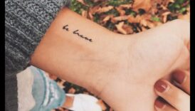 سحر صغير: وشم المعصم يلقي تعويذة مبهجة