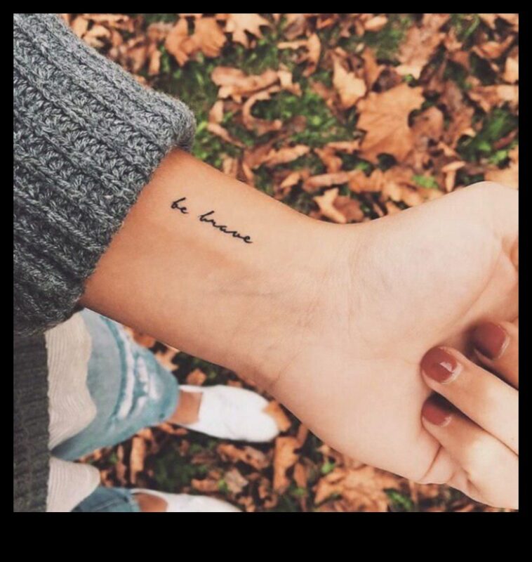 سحر صغير: وشم المعصم يلقي تعويذة مبهجة